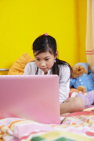 Edukasi Online Gudang Pedofil?