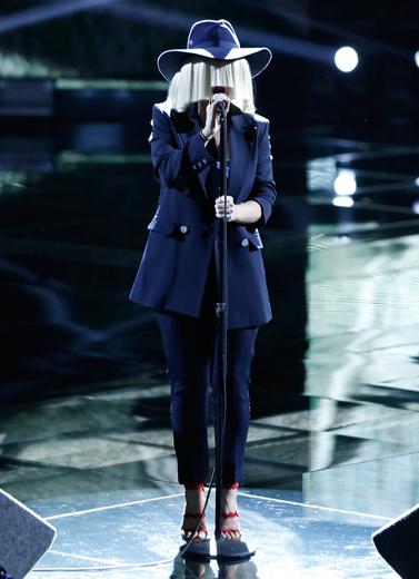 Sia Furler Tampil Nyentrik