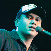 Fadly Bangun Kapal Pinisi 