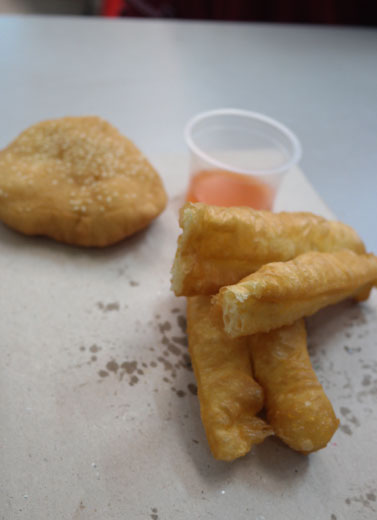 Ngemil Cakwe di Pasar