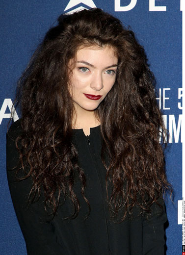 Lorde Curi Perhatian