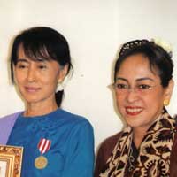 Dari Sukma untuk Suu Kyi