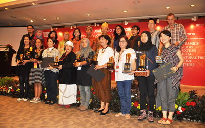 Tenun Lenan Jadi Juara Inacraft 2016