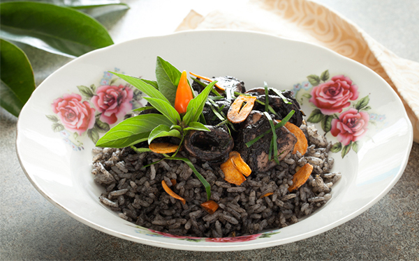 Nasi Goreng Cumi, Hitam yang Sedap!