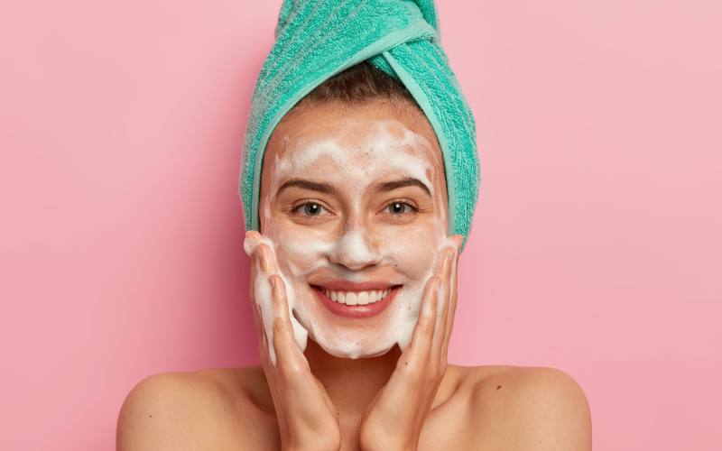 5 Langkah Penting Saat Membersihkan Wajah Agar Kulit Glowing
