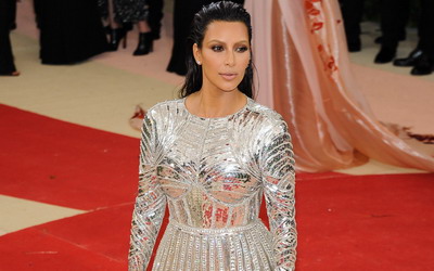 Kasus Perampokan Kim Kardashian dan Budaya Pamer di Media Sosial