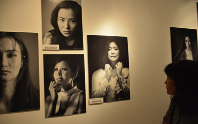 Wanita Kuat Dalam Pameran Foto 'Stop Violence With Art'