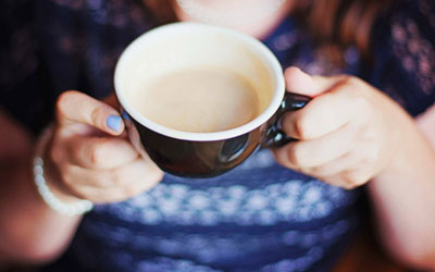 Waktu Terbaik Minum Susu dan Kopi untuk Manfaat Maksimal