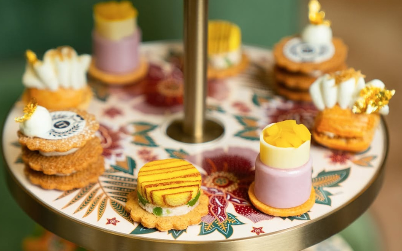 Menyambut Hari Kemerdekaan, The St. Regis Jakarta Sajikan Afternoon Tea dengan Menu Favorit Maestro Batik Iwan Tirta