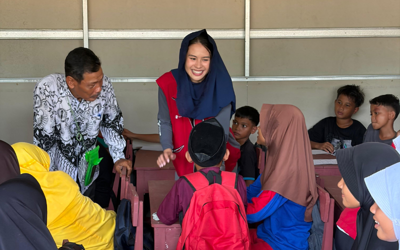 Bersama Save the Children Indonesia, Maudy Ayunda Foundation Hadirkan Ruang Belajar Sementara di Aceh Tamiang