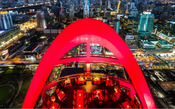 Red Sky Restaurant, Rooftop Dining Menawan di Bangkok