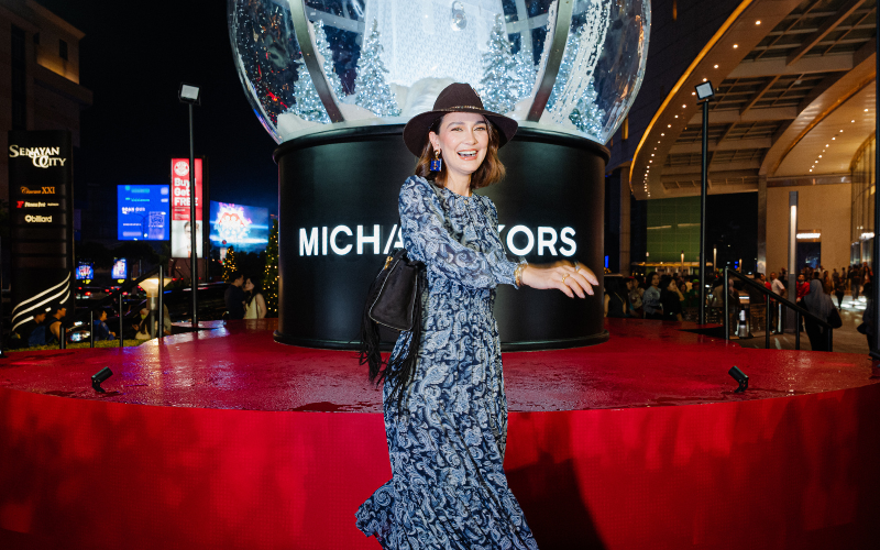 Selebrasi Liburan Michael Kors Lewat Koleksi Edisi Terbatas dan Snow Globe Raksasa