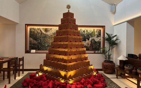 Unik Banget, Restoran ini Bikin Dekorasi Natal Gaya Indonesia 