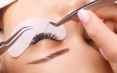Teknik Eyelash Extension Berlapis Membuat Bulu Mata Lebih Tebal dan Tahan Lama
