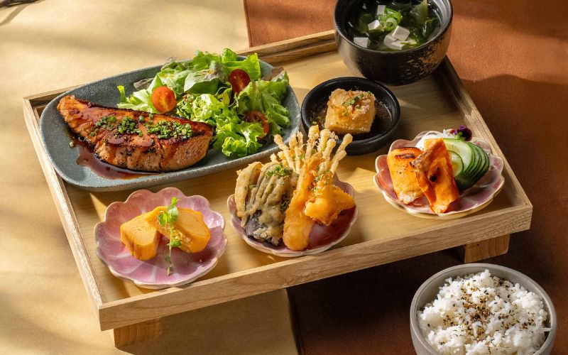 Terbaru, Teishoku Set di Café Kissa, Satu Set Sajian Seimbang untuk yang Sibuk