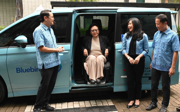 Pengguna Kursi Roda Bisa Sat-Set Bepergian Pakai Taksi Ini