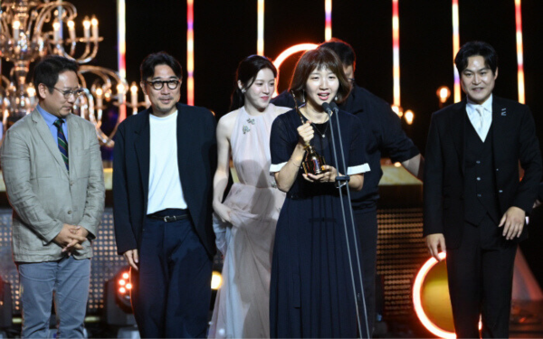 Moving Raih Daesang di Blue Dragon Series Awards 2024