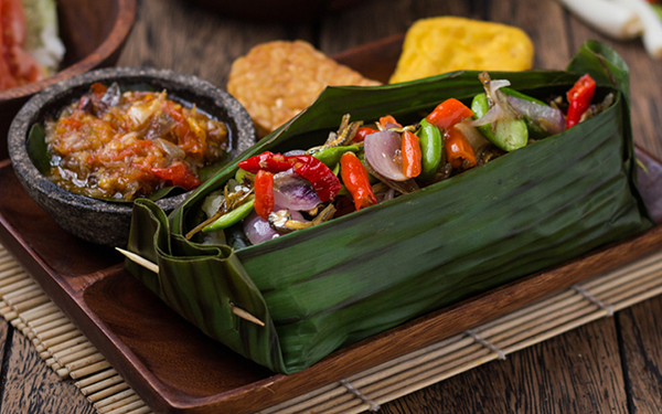 Nasi Bakar Dengan Siraman Bawang dan Petai Goreng