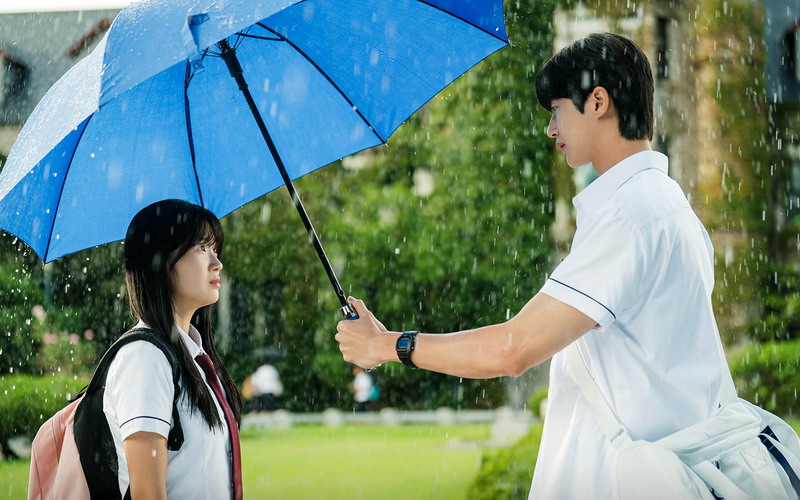 Tetap Waspada Sinar UV di Musim Hujan, Wajib Pakai Sunscreen yang Water-Resistant