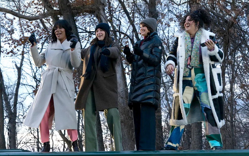 The Girls on the Bus, Satir Politik dan Drama Jurnalis Perempuan