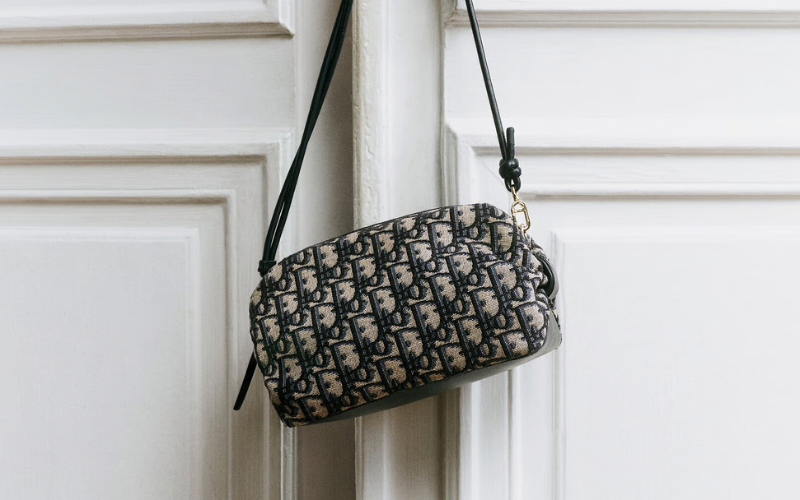 Reinterpretasi Segar Jonathan Anderson untuk Koleksi Small Leather Goods Dior