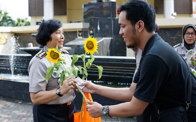 Semua Wanita (Termasuk Polwan) Butuh Tabir Surya