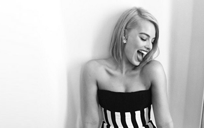 Margot Robbie Memukul Leonardo DiCaprio