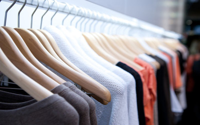 Cari Tahu Arti Tulisan di Label Baju Anda