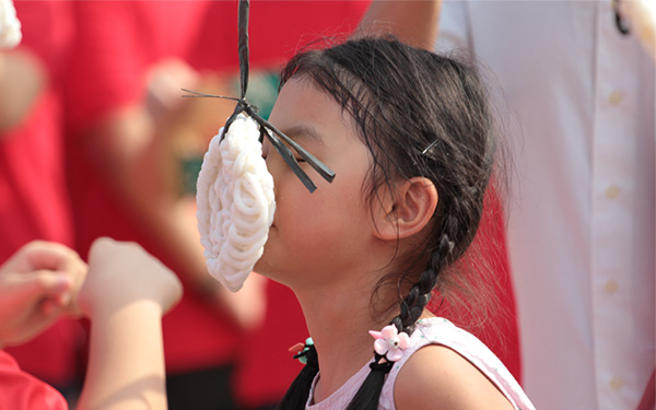 Lomba Makan Kerupuk yang Menggemaskan Terinspirasi Jaman Susah