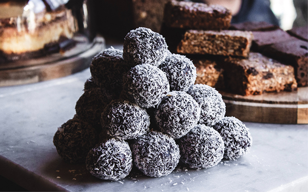 Punya Stok Cokelat Masak? Bikin Rum Ball Salut Kelapa 