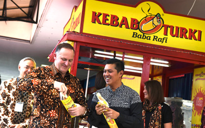 Perdana Menteri Selandia Baru John Key Bikin Kebab Kiwi