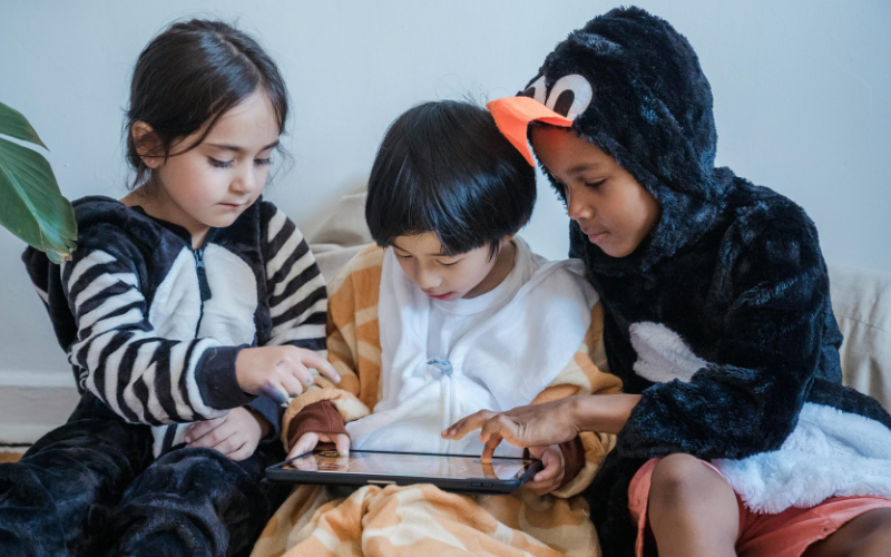 Anak Pakai Gadget, Ini Tip Bijak Agar Tetap Aman dan Sehat