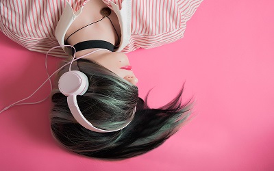 Batasi Mendengarkan Musik Menggunakan Earphone Hingga 60 Menit, Ini Alasannya!