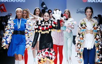 Intip Gaya Sandra Dewi Mengenakan Dress dari Boneka Mickey Mouse di Jakarta Fashion Week 2019