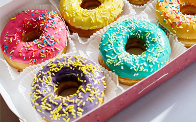 Donat Lagi Laris Jadi Menu Delivery. Ini Resep Donat Cokelat yang Enak!