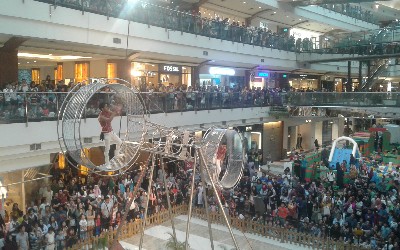 Sirkus Menegangkan Wheel of Death di Pondok Indah Mall
