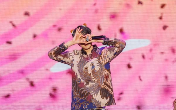 Tampil Seksi dan Energik, KAI Hipnotis EXO-L pada Konser Solonya di Jakarta