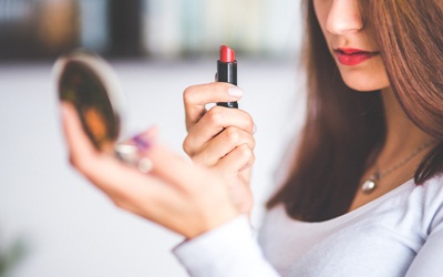 Cara Mengaplikasikan Lipstik pada Bibir yang Menghitam