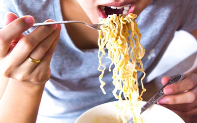 Trik Diet (Bagian II): Siasati Godaan Undangan Makan dan Mi Instan