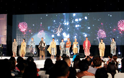 Panggung Runway untuk Nasabah