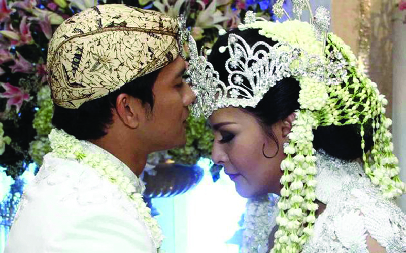 Kisah Cinta Audy Item & Iko Uwais