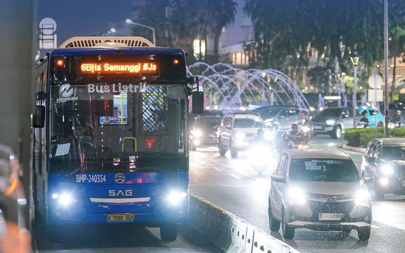 6 Tip Penting Naik TransJakarta Saat Rush Hour di Musim Hujan
