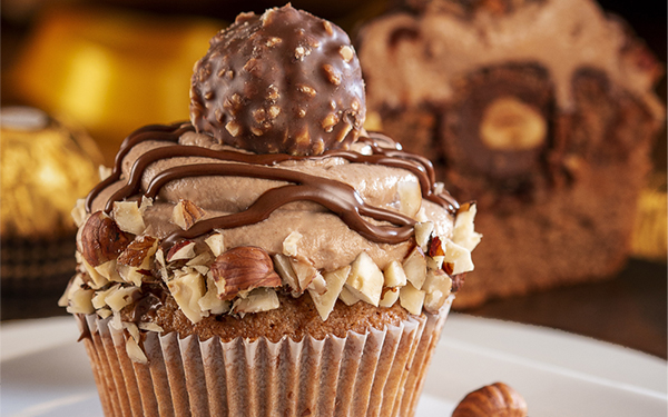 Double Choco Cupcake Dihiasi Almond-Ganache
