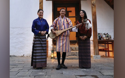 Mencoba Pakaian Tradisional Bhutan