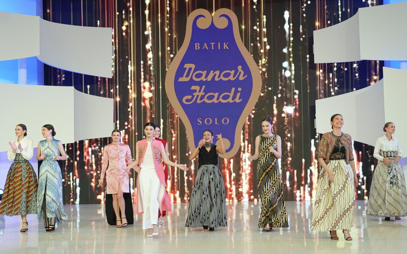 Kembang Parang Menghiasi Runway Batik Danar Hadi di Fashion Nation Senayan City