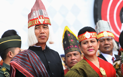 Topi Tali Tali Presiden Jokowi di Karnaval Toba dan Keengganan Kita Memahami Perbedaan
