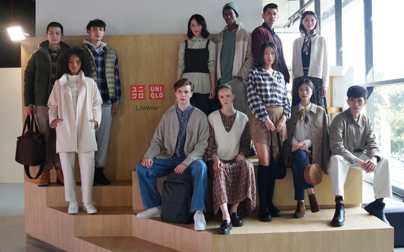 Inspirasi Gaya Uniqlo dalam Timeless Tones, Hangat Tak Selalu Tebal