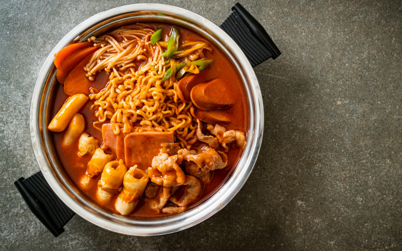 Budae Jjigae, Sedap Dimasak Selagi Saudara Ngumpul