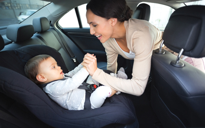 7 Trik Agar Balita Betah di Car Seat