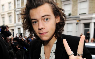 Akhirnya Harry Styles Tanda Tangan Kontrak Album Solo